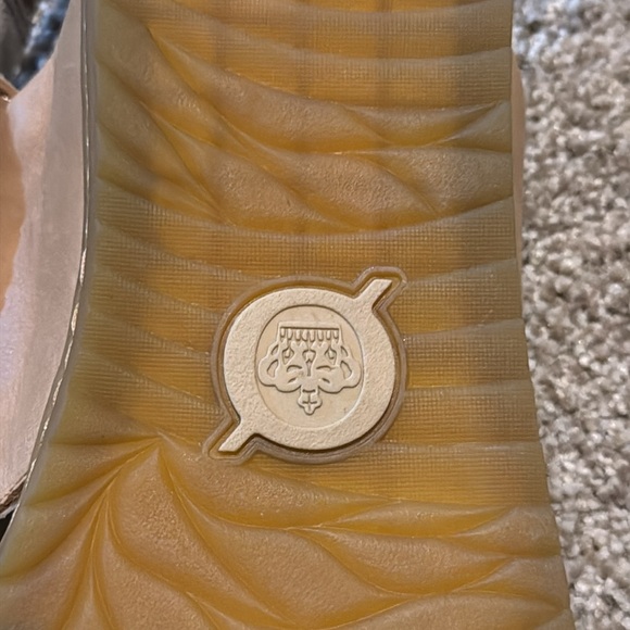 Born NWT Sandals Sling Back 10M Neutral Leather Comfort Vacation Travel Resort - Picture 8 of 13